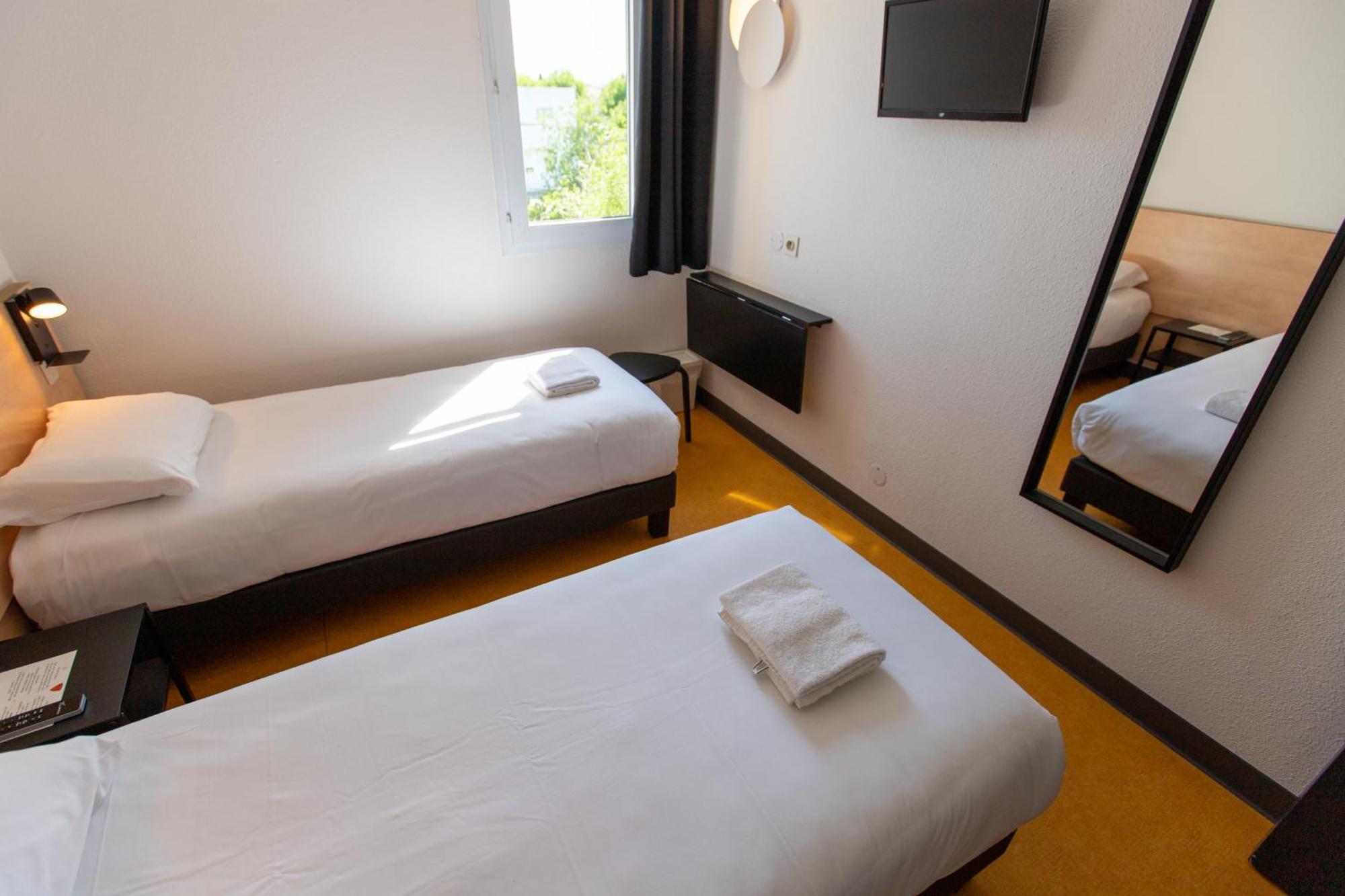 Face West Le Pontet Hotel Bagian luar foto